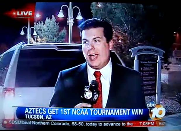 Em março de 2011, um repórter da rede americana ABC quase foi atropelado por uma van quando fazia uma transmissão ao vivo para um telejornal em Tucson, no estado do Arizona. (Foto: Reprodução)