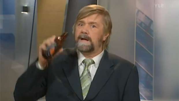 Em outubro de 2010, o apresentador finlandês Kimmo Wilska foi demitido após ser flagrado com uma cerveja em um programa ao vivo da emissora 'YLE'. Após uma reportagem sobre o consumo da bebida, Wilska fez uma brincadeira e simulou estar bebendo no estúdio (Foto: Reprodução)
