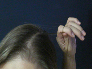 Principal sintoma da tricotilomania é arrancar fios de cabelos e pelos do corpo (Foto: Adriana Justi)