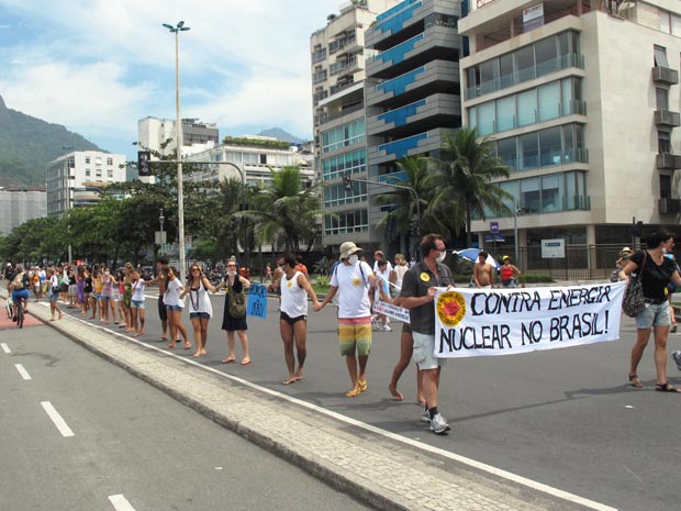 A corrente humana caminhou de mãos dados contra o uso da energia nuclear no Brasil. (Foto: Bernardo Tabak/G1)