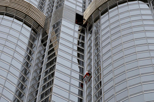 'Homem-Aranha' francês escala prédio mais alto do mundo (AP)