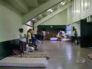 Indígenas foram levados para ginásio em Panambi (Foto: Reprodução/RBSTV)