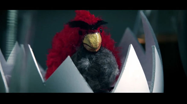 Pássaro do game 'Angry Birds' em cena do filme de sátira (Foto: Reprodução)
