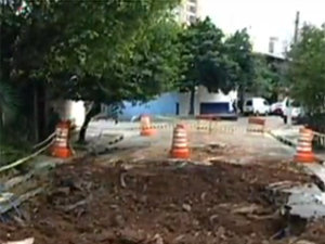 Cratera vai de um lado ao outro de rua da Zona Oeste de SP (Foto: Reprodução TV Globo)