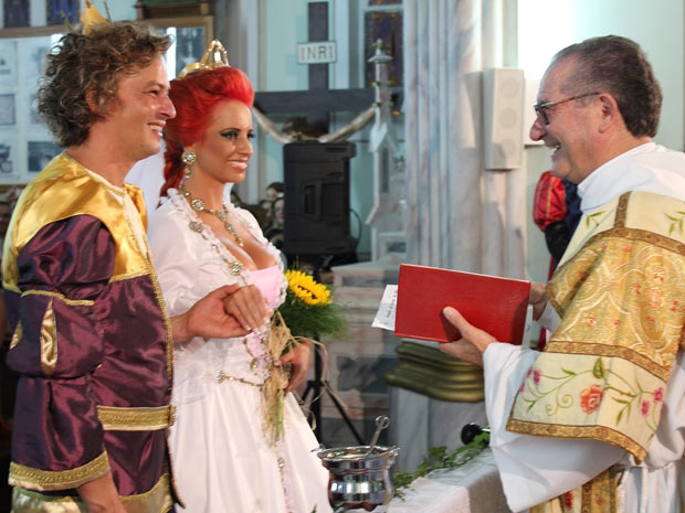 Denise e Marcelo se casaram vestidos de Shrek e Fiona, em Garibaldi (RS) (Foto: Alessandro Veronese Mânica/Agência RBS)