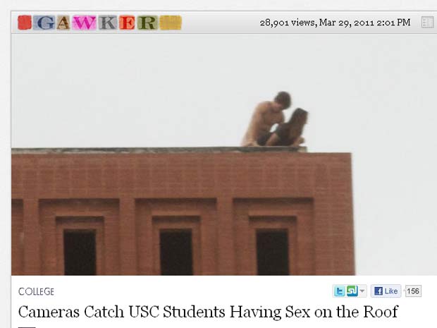 Casal foi flagrado em ato sexual em prédio de universidade. (Foto: Reprodução)