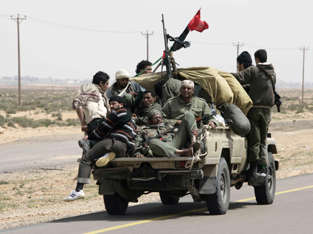 Rebeldes deixam a cidade de Ras Lanuf nesta quarta-feira (30) (Foto: AP)