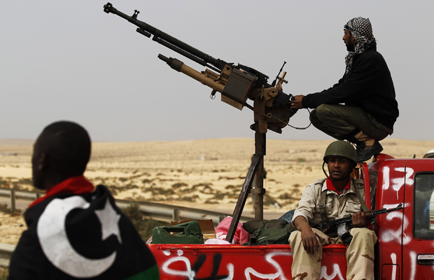 Rebeldes guardam posição em estrada próximo à cidade líbia de Brega nesta sexta-feira (30) (Foto: Reuters)