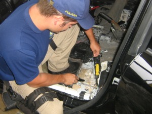 Policiais precisaram cortar a lataria para retirar a droga escondida no carro. (Foto: Divulgação Polícia Rodoviária Federal)
