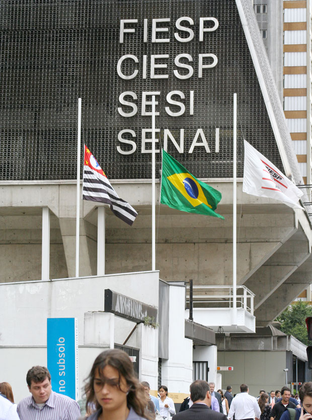 Bandeiras em frente ao prédio da Fiesp a meio mastro em sinal de luto pela morte de José Alencar (Foto: Régis Schwert/VC no G1)