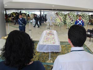 Caixão com o corpo do ex-vice-presidente José Alencar (Foto: G1)