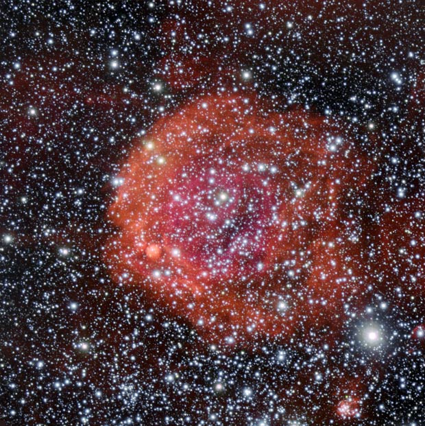 A região de formação estelar NGC 371, com uma 'casca' vermelha ao seu redor (Foto: ESO)