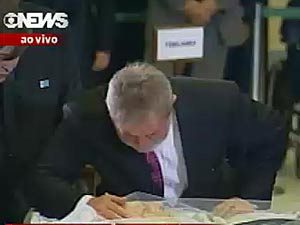 O ex-presidente Luiz Inácio Lula da Silva beijaa testa de José Alencar durante velório no Palácio do Planato (Foto: Globo News/Reprodução)