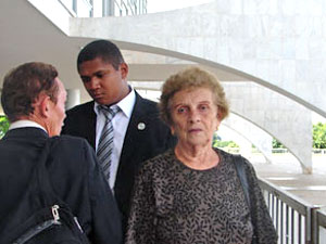 A aposentada Neise Azevedo na fila do velório de José Alencar (Foto: Mariana Oliveira/G1)