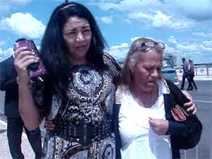 A ex-servidora Marlene Celestino (direita) ao deixar o velório de José Alencar (Foto: Mariana Oliveira/G1)