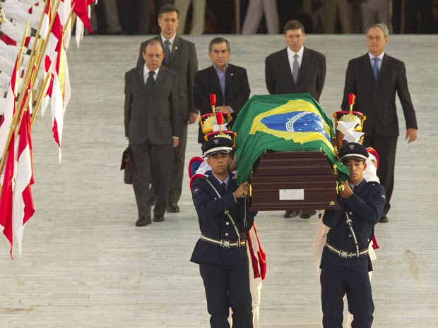 Militares carregam caixão com corpo de Alencar e são acompanhados pelo ministro Gilberto Carvalho, parentes e ex-assessor do ex-vice-presidente (Foto: Dorivan Marinho/Futura Press)