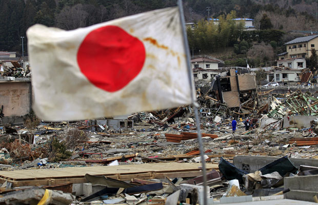 Bandeira do Japão é vista em região atingida pelo terremoto, em Onagawa, na província de Miyagi (Foto: Eugene Hoshiko/AP)