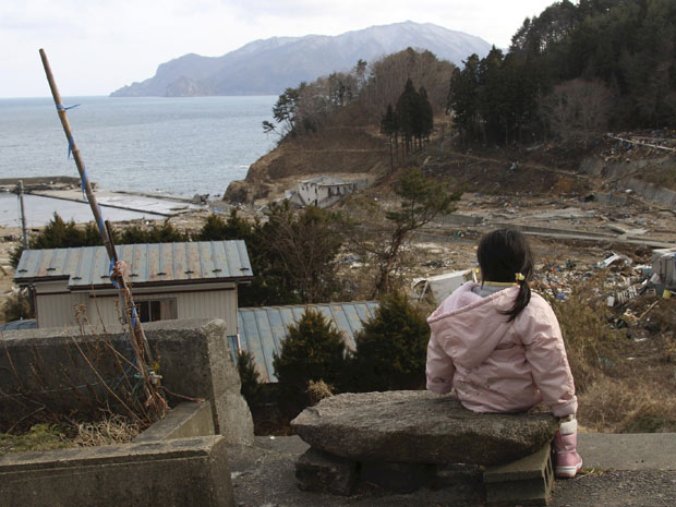 Manami Kon, de 4 anos, ainda espera pelos pais e a irmã mais nova, desaparecidos desde o terremoto e tsunami de 11 de março, em Miyako, norte do Japão (Foto: Yomiuri Shimbun, Norikazu Tateishi / AP)