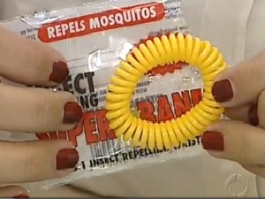 Pulseira feita a base citronela 'promete' espantar mosquito da dengue. (Foto: Divulgação RPC TV Londrina)