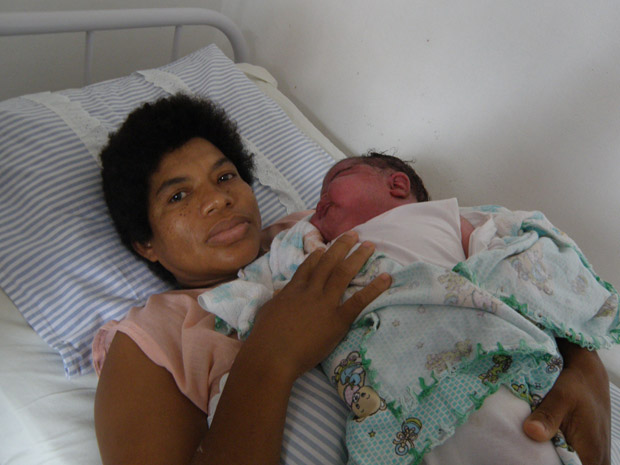 Agricultora Noemi de Fátima Duarte demorou 30 horas para concluir parto normal de filho de 6,8 quilos (Foto: Divulgação/Roni César/Secretaria de Saúde de Porto Xavier)