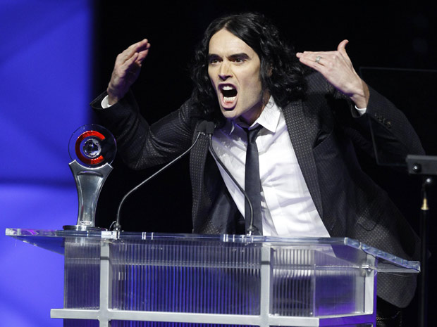 O ator de Russell Brand, marido da cantora Katy Perry, aceita o prêmio de comediante do ano durante a CinemaCon, evento da indústria do cinema norte-americano realizado na noite desta quinta-feira (31), em Las Vegas (Foto: AP)