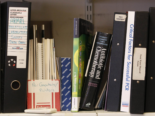 Livros usados pelos médicos nas pesquisas sobre bactérias (Foto: Suzanne Plunkett/Reuters)