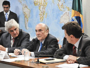O senador Flexa Ribeiro (PSDB-PA) entre os senadores Delcídio Amaral (PT-MS, à esquerda) e Ivo Cassol (PP-RO) na reunião da  e a Subcomissão de Acompanhamento das Obras da Usina Hidrelétrica de Belo Monte (Foto: Geraldo Magela/Agência Senado)