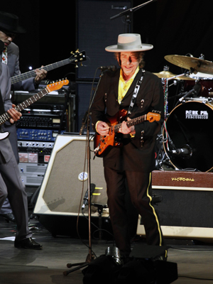 Bob Dylan em show na China nesta quarta-feira (6) (Foto: Reuters)