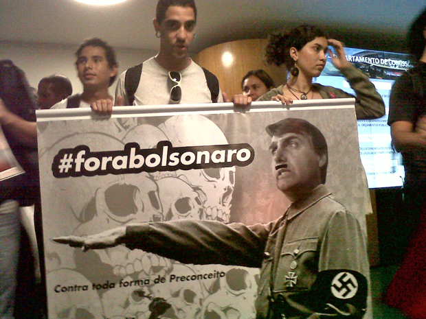Estudantes protestam na Câmara contra o deputado Jair Bolsonaro ( PP-RJ) (Foto: Robson Bonin/ G1)