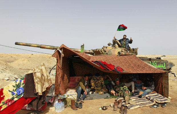Rebeldes em tenda entre as cidades de Ajdabiyah e Brega (Foto: Youssef Boudlal/Reuters)