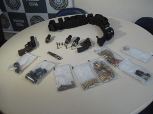 Armas e munições utilizadas por Wellington (Foto: Thamine Leta/G1)