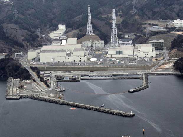 Foto aérea mostra vazamento na usina nuclear de Onagawa, após novo terremoto atingir o país. (Foto: Yomiuri Shimbun / Koichi Nakamura / AP Photo)
