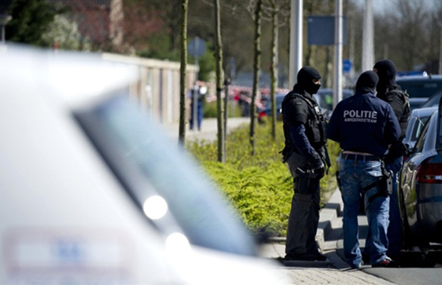 Policiais chegam ao local do tiroteio neste sábado (9) em Alphen aan den Rijn, na Holanda (Foto: AFP)