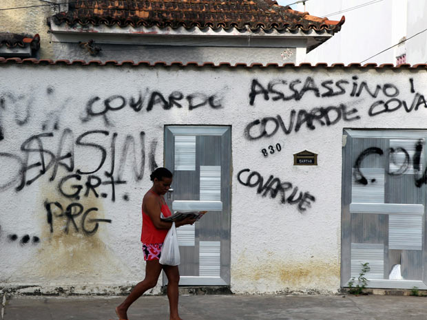 Casa do atirador em Realengo amanhece pichada (Foto: Márcia Foletto / Agência O Globo)