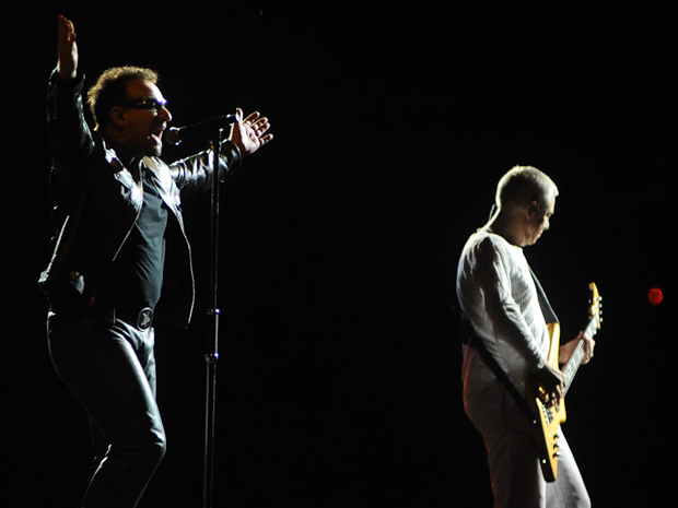 Bono e Adam Clayton, do U2, se apresentam no Morumbi (Foto: Flavio Moraes/G1)