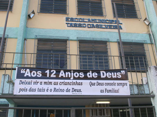 Neste domingo (10), moradores fizeram homenagem com faixa às vítimas da tragédia na escola Tasso da Silveira (Foto: Jadson Marques/AE)
