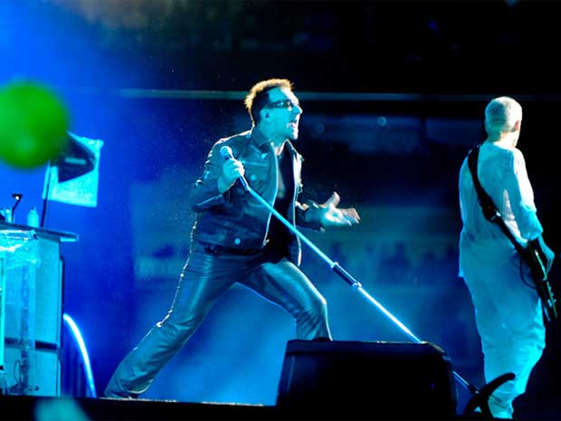 Bono interage com a plateia que lotou o Morumbi. (Foto: Flávio Moraes / G1)