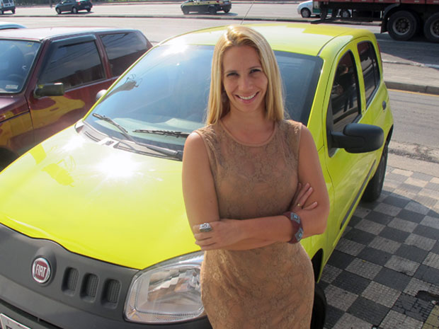 Karina Businelli não se arrependeu de ter comprado um carro amarelo (Foto: Rafael Italiani/G1)