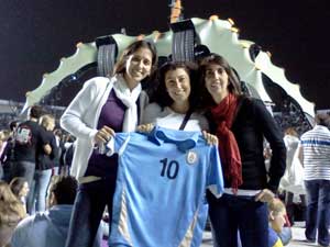 Trio de amigas veio do Uruguai para assistir ao show. (Foto: Gustavo Miller / G1)