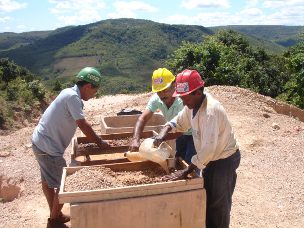 Processo de mineração da Mina do Boi Morto, em Pedro II, no Piauí. (Foto: Divulgação/Sebrae)
