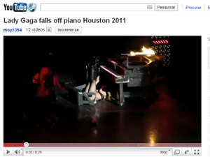 Lady Gaga cai durante show em Houston (Foto: Reprodução/YouTube)