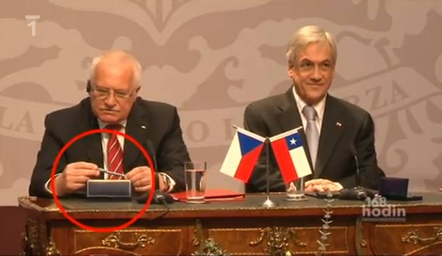 Pesidente da República Tcheca, Vaclav Klaus, teria furtado caneta. (Foto: Reprodução)
