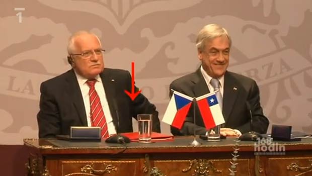 Vaclav Klaus partipava de coletiva com chileno Sebastián Piñera. (Foto: Reprodução)