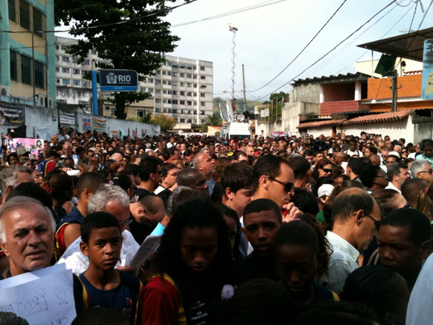 Multidão se aglomera para acompanhar a missa de sétimo dia das vítimas do atirador de Realengo (Foto: Thamine Leta/G1)