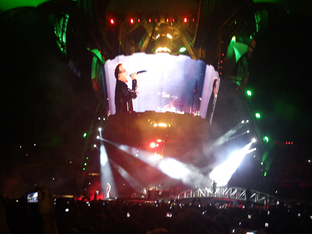 A banda U2 durante sua última apresentação em São Paulo, parte da turnê 360º (Foto: G1)