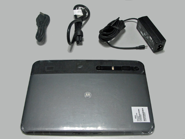 Tablet Xoom vem acompanhado de uma cabo USB e fonte de alimentação (Foto: Gabriel dos Anjos/G1)