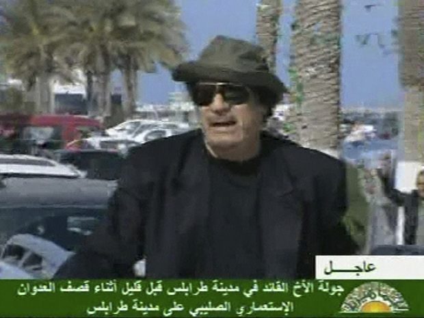 O ditador da Líbia, Muammar Kadhafi, aparece na rua nesta quinta-feira (14) em Trípoli (Foto: AP)