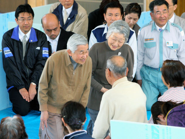 O emperador Akihito e a imperatriz Michiko durante visita a centro de desabrigados pelo tsunami em Asahi, no Japão (Foto: Kyodo News / AP)