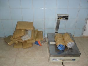 13 kg de maconha e 2 kg de haxixe foram apreendidos pela PRE (Foto: Divulgação)