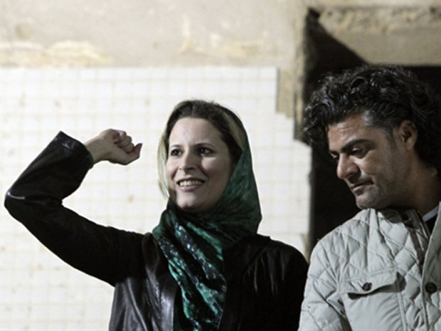 Aisha, filha de Muammar Kadhafi, discursa nesta sexta-feira (15) em Trípoli (Foto: AFP)